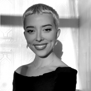 Reanne-biopicture-1-blackwhite